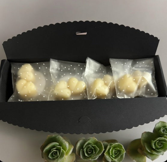 Wax melt gift box with 16 wax hearts